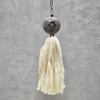 BORLA MEDALLON CERAMICA GRIS STENCIL NEGRO / LANA FLAMA