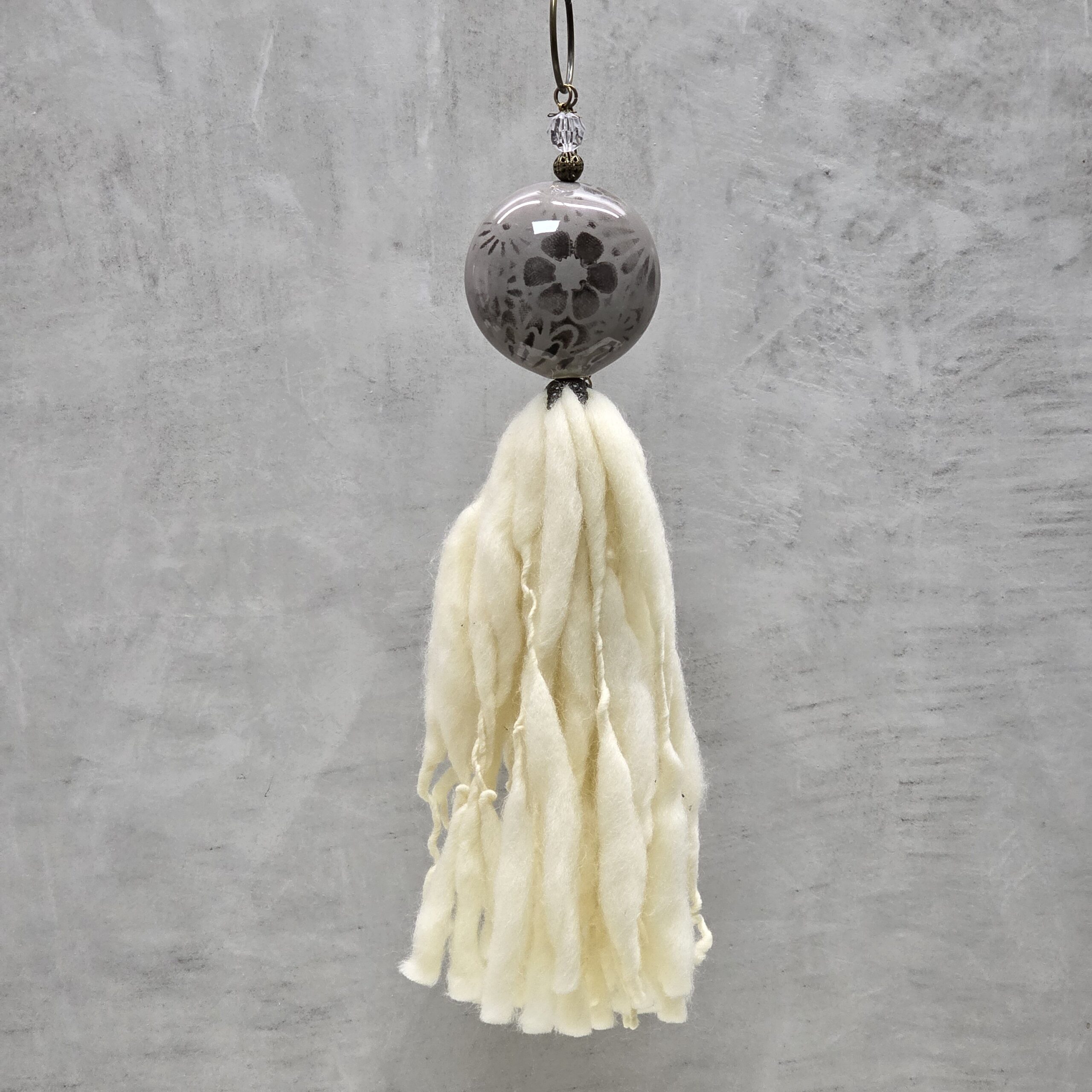 BORLA MEDALLON CERAMICA GRIS STENCIL NEGRO / LANA FLAMA