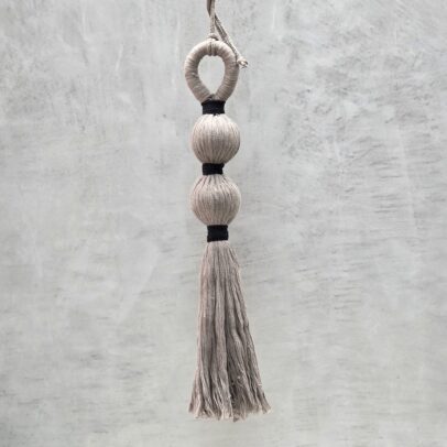 BORLA MACRAME 2 ESFERAS VISON/NEGRO(80 CM C/CUERDA)