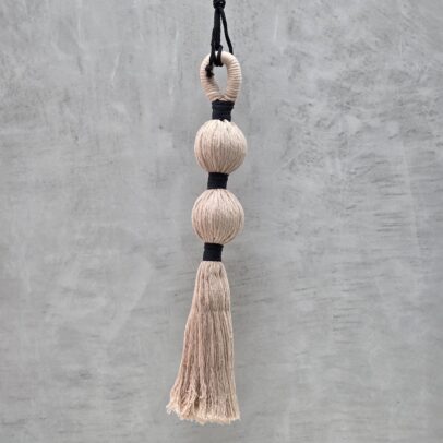 BORLA MACRAME 2 ESFERAS NUDE/NEGRO(80 CM C/CUERDA)