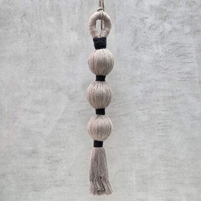 BORLA MACRAME 3 ESFERAS VISON/NEGRO(90 CM C/CUERDA)