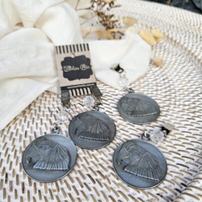 PESAS DE METAL MEDALLA LORO PLATA  X 4 UNIDADES
