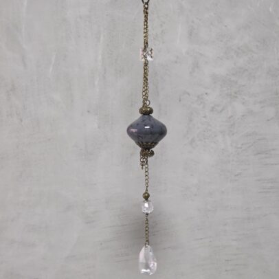 COLGANTE PLATILLO GRIS/NEGRO PUNTERA DE ACRILICO.