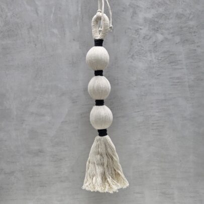 BORLA MACRAME 3 ESFERAS NATURAL/NEGRO (90 CM C/CUERDA)