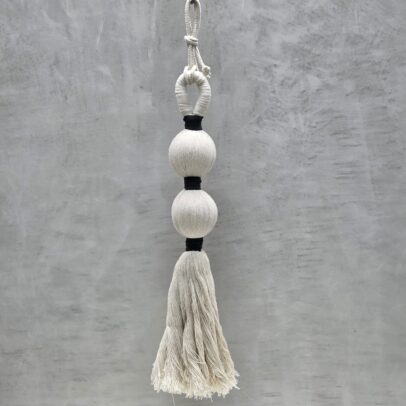 BORLA MACRAME 2 ESFERAS NATURAL/NEGRO (80 CM C/CUERDA)