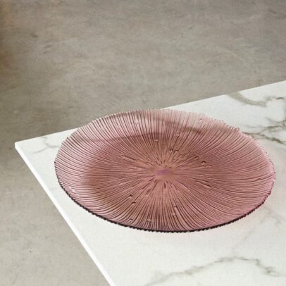 Plato de Vidrio Labrado Malva 32.5cm x 1 unidad.(EMC 31-29)