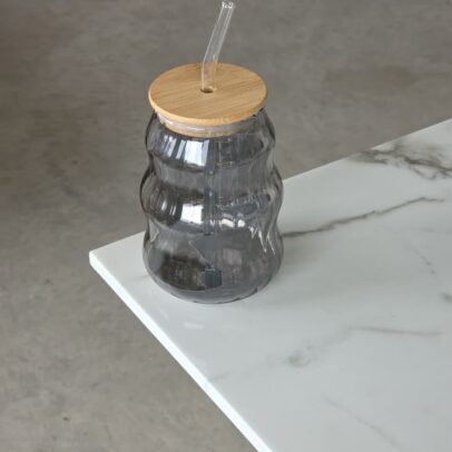 JARRITO DE VIDRIO GRIS CON TAPA DE MADERA CON SORBETE  530ML (EMC41-16-1 GRIS)