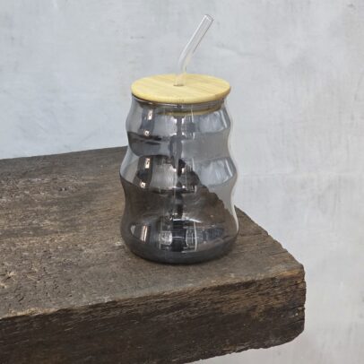 JARRITO DE VIDRIO GRIS CON TAPA DE MADERA CON SORBETE  530ML (EMC41-17-1 GRIS)