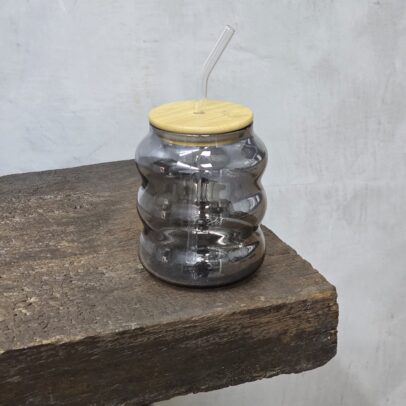 JARRITO DE VIDRIO GRIS CON TAPA DE MADERA CON SORBETE  600 ML (EMC41-16-1 GRIS)