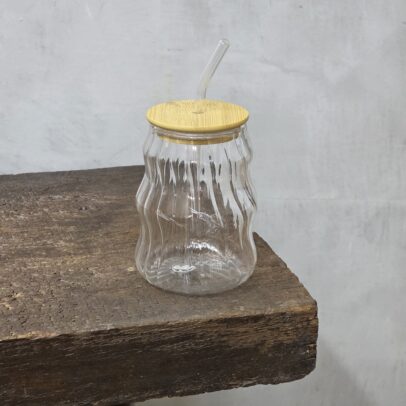 JARRITO DE VIDRIO TRANSPARENTE CON TAPA DE MADERA CON SORBETE  500ML (EMC41-16-2)