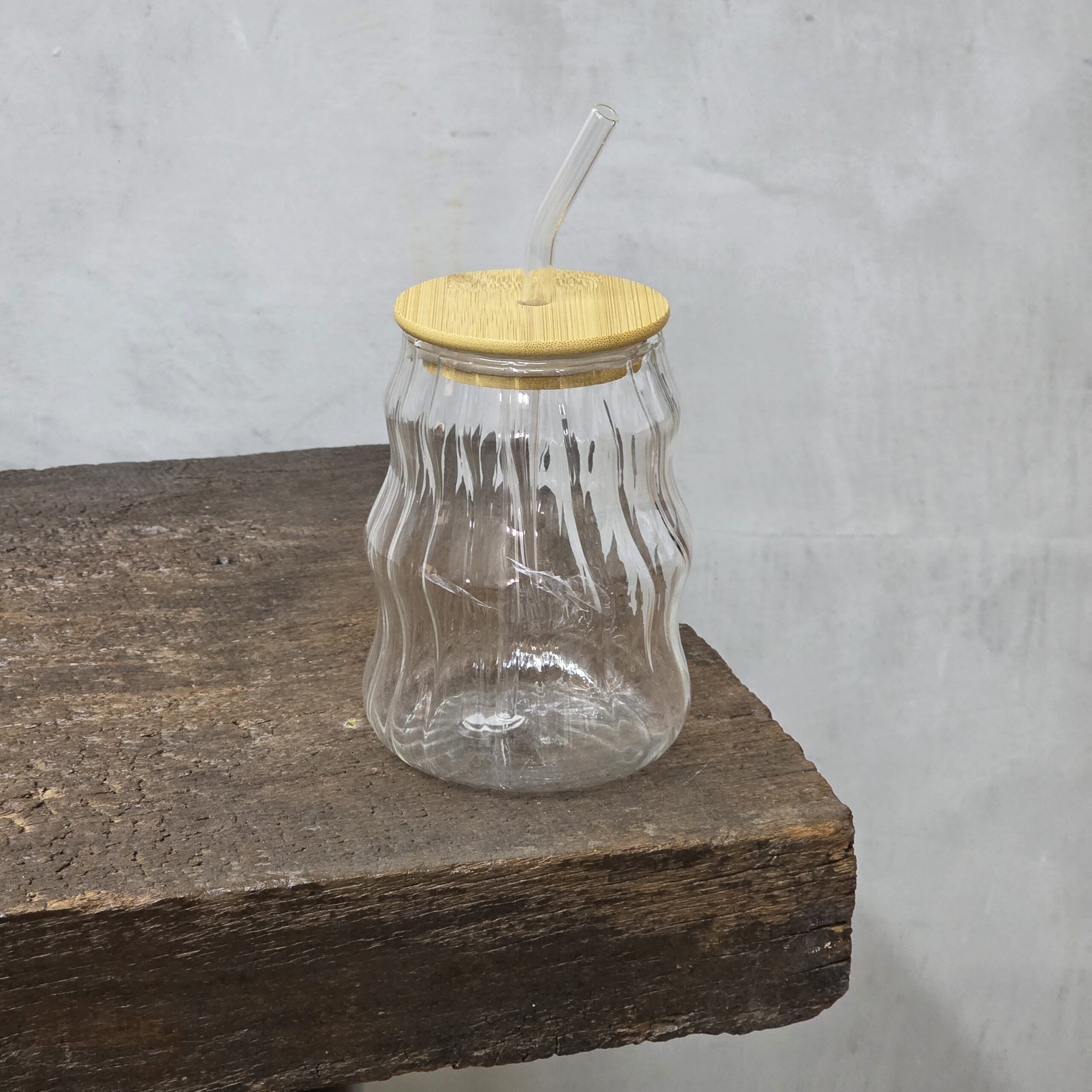 JARRITO DE VIDRIO TRANSPARENTE CON TAPA DE MADERA CON SORBETE 500ML (EMC41-16-2)