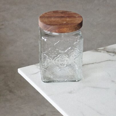 FRASCO DE VIDRIO LABRADO CON TAPA DE MADERA 700ML (MA 10-14)