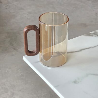 TAZA DE VIDRIO COLOR AMBAR MANIJA DE MADERA 7*12 (EMC30-1)