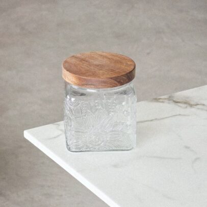 FRASCO DE VIDRIO LABRADO CON TAPA DE MADERA 500ML (MA 10-20)