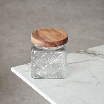 FRASCO DE VIDRIO LABRADO CON TAPA DE MADERA 500ML (MA 10-11)