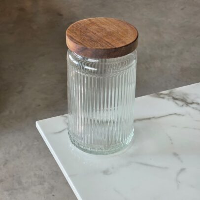 FRASCO DE VIDRIO LABRADO CON TAPA DE MADERA 1000ML(MA 17-15)