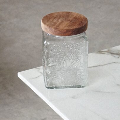 FRASCO DE VIDRIO LABRADO CON TAPA DE MADERA 700ML (MA 10-23)
