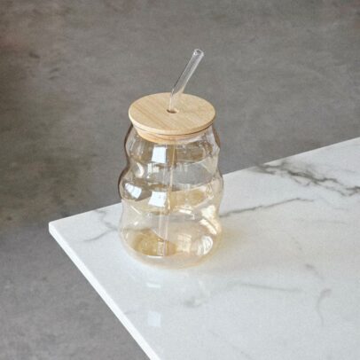 JARRITO DE VIDRIO AMBAR CON TAPA DE MADERA CON SORBETE  530ML  (EMC41-17-1 Ambar)