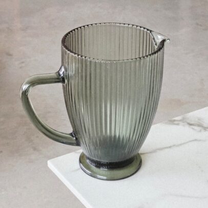 JARRA DE VIDRIO RAYADA ACANALADA COLOR VERDE 14*20CM DE 1200 ML. (EMC31-5)