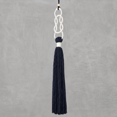 BORLA BOHO EN TONOS NATURAL Y AZUL OSCURO 70 CM