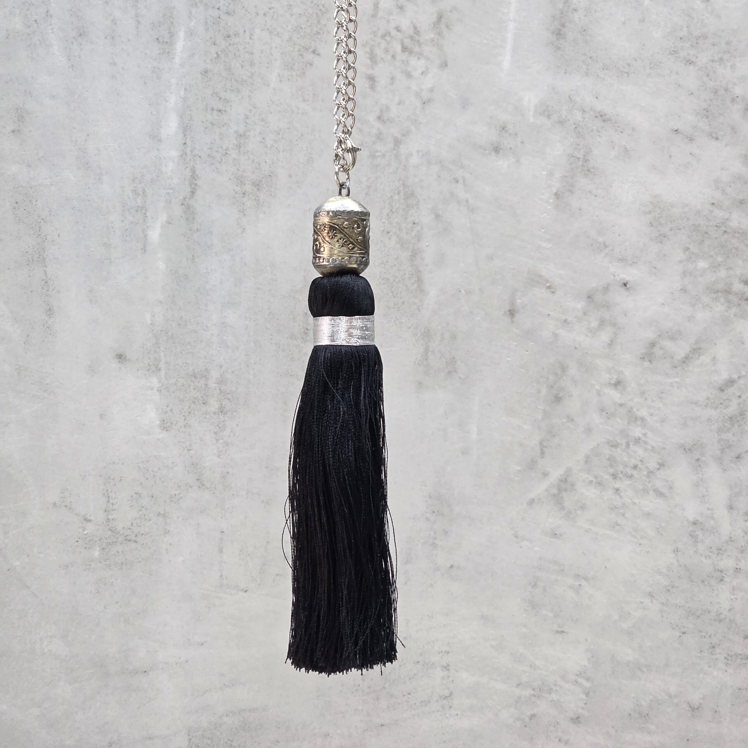 BORLA MARRUECOS CAPUCHON ALPACA / HILO DE SEDA NEGRO 16CM CON CADENA 30CM
