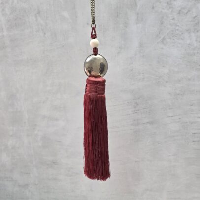 BORLA MARRUECOS MEDALLON ALPACA / HILO DE SEDA BORDO TERRACOTA 30 CM CON CADENA 56 CM