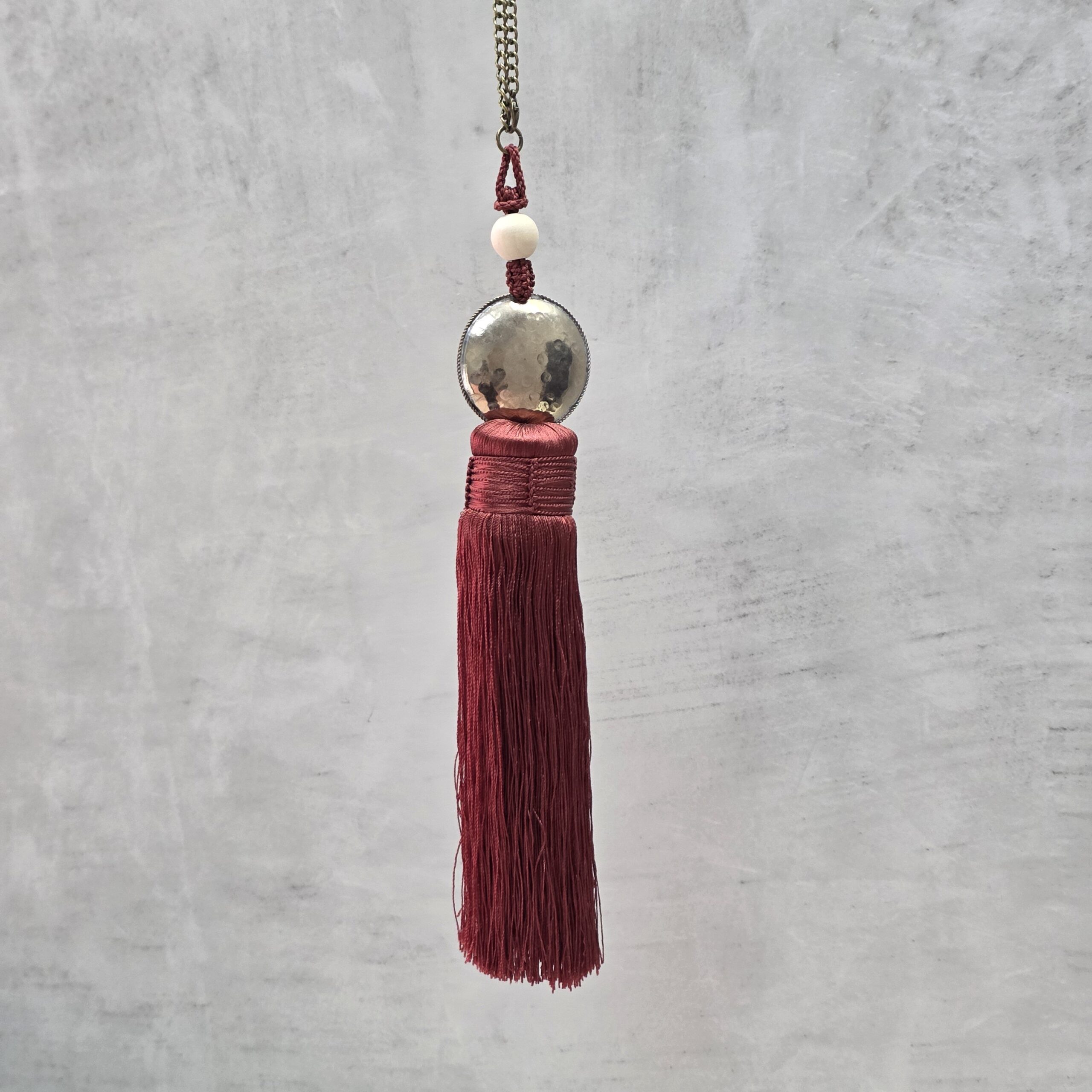BORLA MARRUECOS MEDALLON ALPACA / HILO DE SEDA BORDO TERRACOTA 30 CM CON CADENA 56 CM